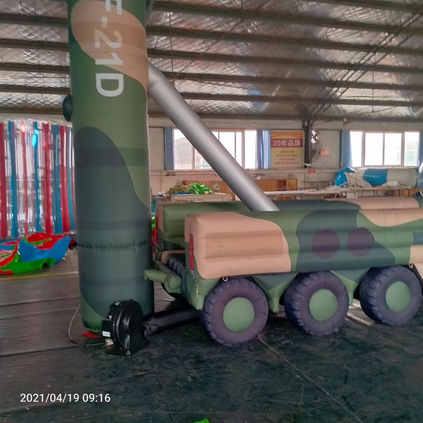 荆门军事演习中的充气目标车辆：模拟发射车雷达车坦克飞机